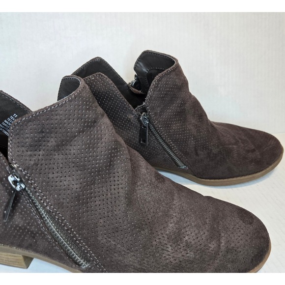 Universal Thread Women Brown Perforated Faux Suede Ankle Boots Side Zip Size 11 - Picture 2 of 6
